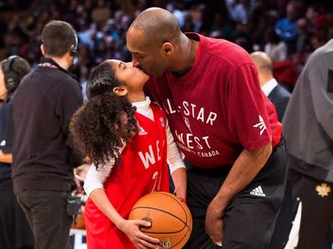 Kobe Bryant kisses his daughter Gianna