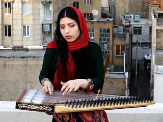 COVID-19: In Iran, isolated musicians perform from rooftops