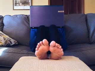 Coronavirus: Don’t work from the couch! Ergonomics tips for your home desk