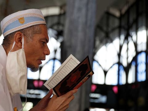 A worshipper with a protective face mask prays at a mosque on the first day of the holy fasting month of Ramadan, amid the coronavirus disease (COVID-19) outbreak, in Bangkok, Thailand April 24, 2020. 