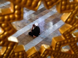 Muslims around the world mark first day of Ramadan amid COVID-19 pandemic