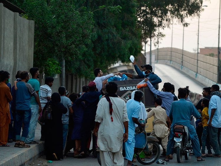 Men distribute food