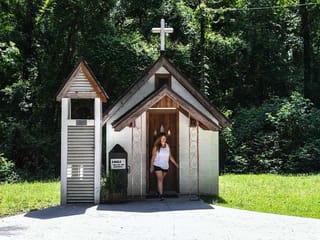 As COVID-19 shutters churches, tiny US chapel open for prayer