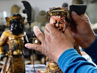 Taiwanese sculptor giving discarded gods a home