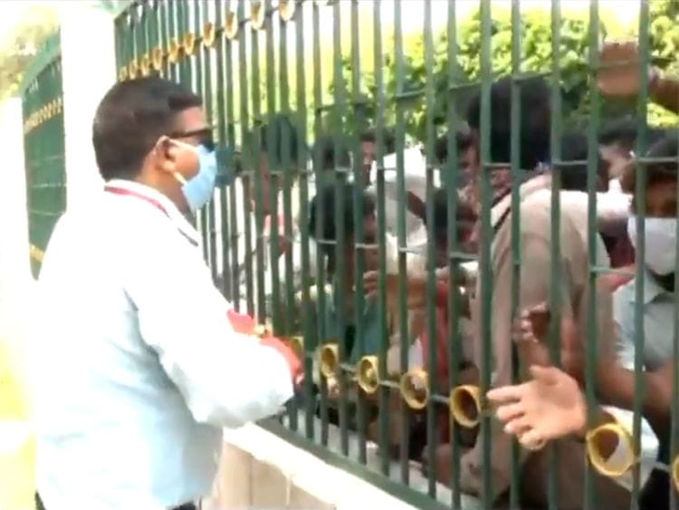 Migrant workers scramble for water, biscuits and bananas in UP's Prayagraj