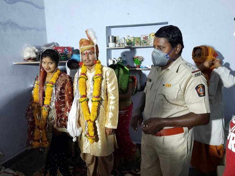 Parents are dead and no relatives to come for wedding amid lockdown, Nagpur Police step in to bless bride on wedding day
