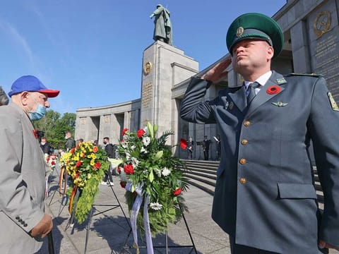 World War II veteran Seman Kleinmann, 94, attends a celebration to mark Victory Day and the 75th anniversary of the end of World War II at the Soviet War Memorial at Tiergarten Park in Berlin, Germany, May 8, 2020. 