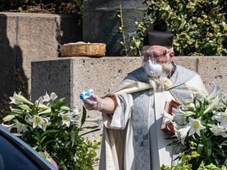 Coronavirus: US priest sprays holy water from squirt gun to maintain social distancing, becomes internet sensation