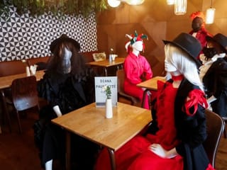COVID-19: Dining dummies help cafe-goers keep a fashionable distance in Vilnius 