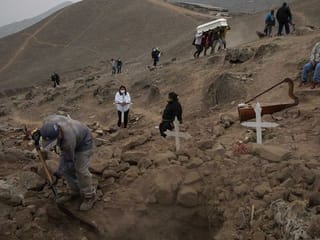 COVID-19: Peru's dead mourned at barren cemetery for poor