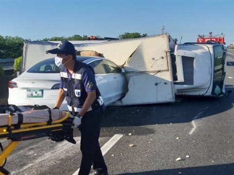 Watch! Tesla on autopilot crashes into overturned truck