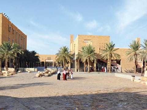 Qasr Al Hokm Park, apart from its picturesque setting, also allows people an opportunity to revisit history. 