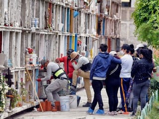 Final farewells at Mexican cemetery lose luster over COVID-19