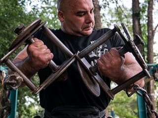 COVID-19: Ukrainians enjoy old outdoor gym after lockdown