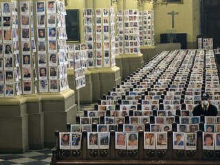 Photos: In Peru, thousands of faces at Mass — none now alive