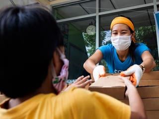 Thailand: Michelin-star volunteers feed residents hit by COVID-19 pandemic