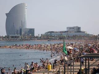 
Tourists return to Spain for summer as the country lifts lockdown