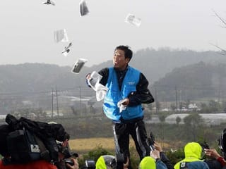 South Korean activist floats leaflets to North amid tensions
