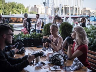 Russians eat burgers in gloves. Should everyone?