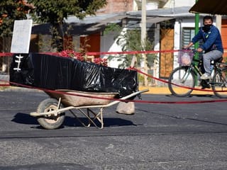 COVID-19: In Bolivia desperate family leaves coffin in the street