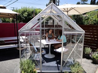 In Los Angeles, a cafe shields diners from COVID-19 with private greenhouses 