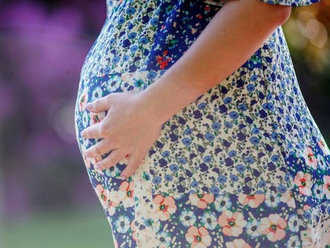 Experts seek to calm worries about mother-to-baby transmission of COVID