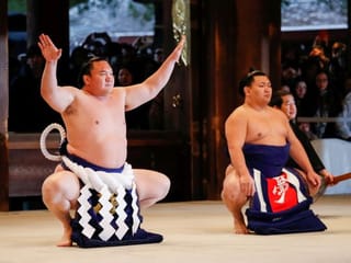 Photos: Sumo resumes in front of fans despite rise in Japan coronavirus infections
