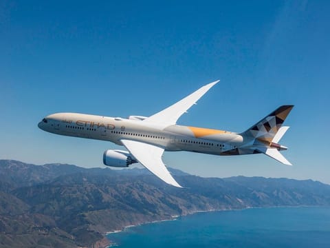  Etihad Airways will give away 10,000 prizes this week during Arabian Travel Market (ATM) taking place live in the UAE.