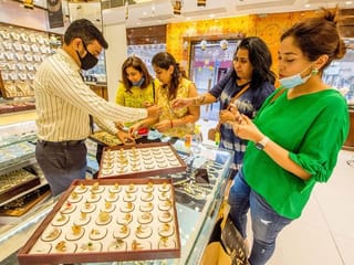 UAE: Buy or wait? Gold prices seen rising amid pressure on cryptocurrencies