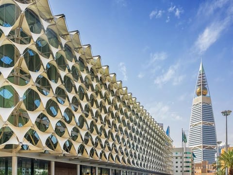  The Saudi Ministry of Defence announced that men and women in the Kingdom can now apply for positions in the military through their unified admission portal. Women can be recruited as soldiers, lance corporals, corporals, sergeants, and staff sergeants, according to the ministry.