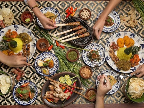 There are strong parallels between Chinese and Indonesian cuisine, with the latter typically less sweet and more spicy