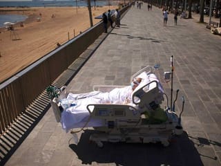 Spanish doctors hope beach trips can help ICU COVID-19 patients