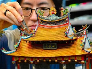 Look: Taiwan craftsmen creates miniature worlds
