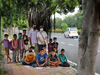 Indian couple run street-side classes for poor students