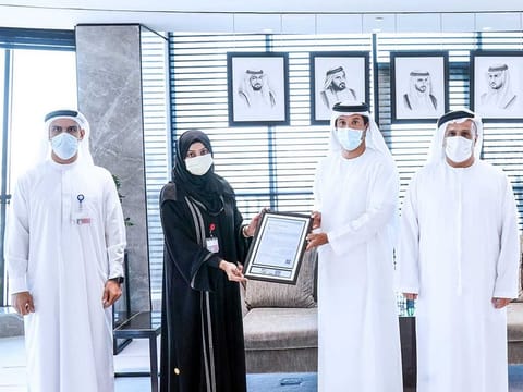 Dubai’s Roads and Transport Authority (RTA) officials receiving award from the Norwegian DNV.GL, for protecting passengers from COVID-19. 