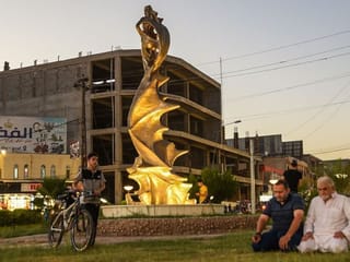 News in pictures from the region: Lebanon shutdown, Jordan resignation, Coffee and Arab world, New statues rise in Iraq, Umrah pilgrims return to Mecca
