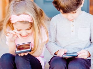 COVID-19: What is the right age to give your child a phone?