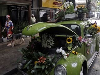 Photos: Selling flowers out of her VW Beetle helps Rio woman survive COVID-19