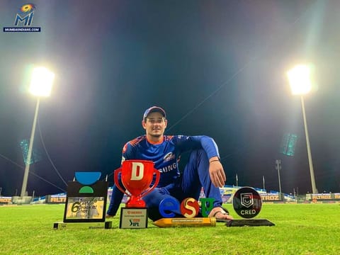 Quinton de Kock of the Mumbai Indians with the prizes he won in the IPL 2020 game against the Kolkata Knight Riders in Abu Dhabi on October 16, 2020.