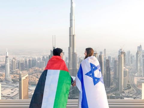 The picture of Norah Alawadhi and Ronny Gonen that went viral