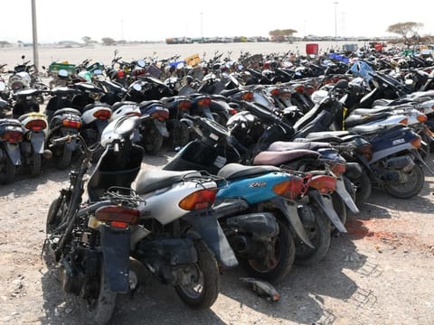 Most of these riders drive without wearing the phosphorescent reflectors and helmets, and often ride opposite the direction of traffic and on the pavements.