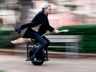 Photos: Brazilian Designer creates a broom that moves at 60 km/h, and you can ride on it