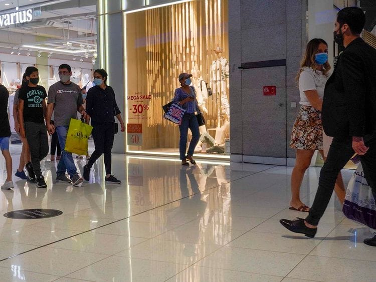Stock Dubai shopping shoppers economy