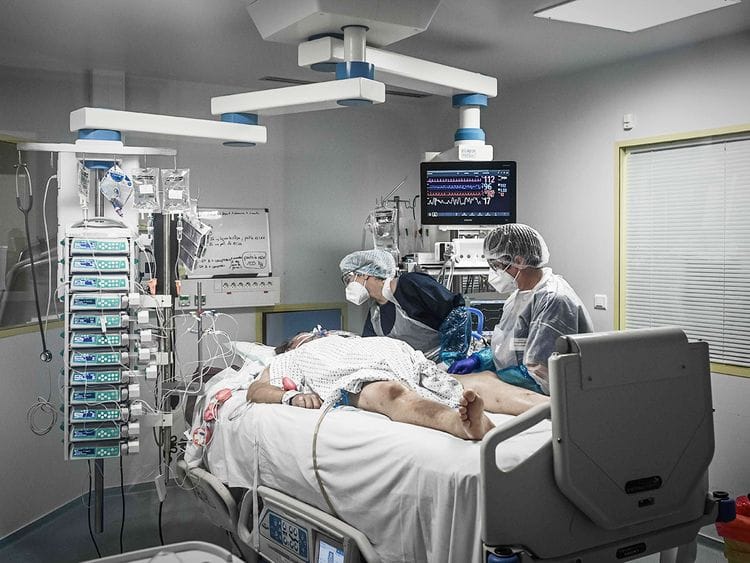Medical personnels attend a COVID-19 patient 