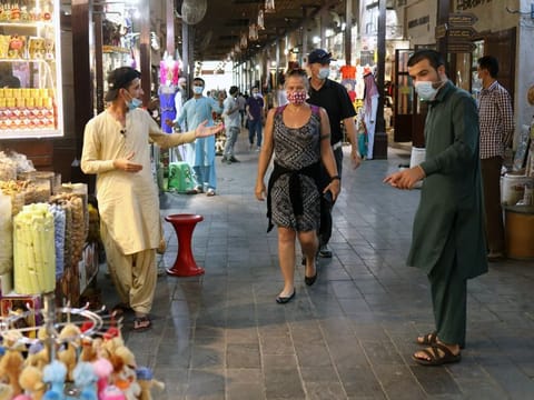 Salesmen at Deira Souq are capable of conversing with foreigners in multiple languages, most popular being Russian, Chinese, Spanish, Arabic, Hindi and English. 