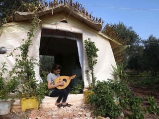 Tent and garden: Displaced Syria teen recreates lost family home