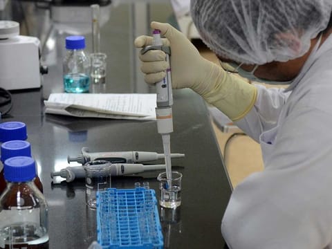 A research scientist works inside a laboratory of India's Serum Institute, the world's largest maker of vaccines, which is working on vaccines against the coronavirus disease (COVID-19) in Pune, India, May 18, 2020. 