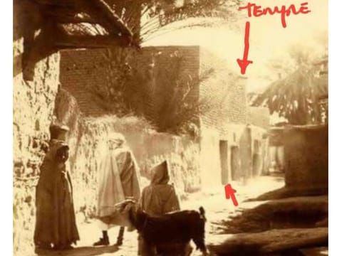 An old picture of the lane going towards the current day Shreenathji Haveli (Shri Krishna Temple). Here a temporary structure was built as a place of worship.