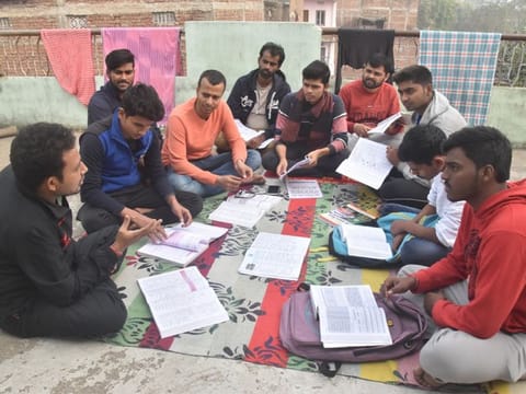 Ignoring the bone-chilling cold waves sweeping across this state, students assemble at parks or rooftops before noon and pass the whole day debating issues and solving the queries together. 