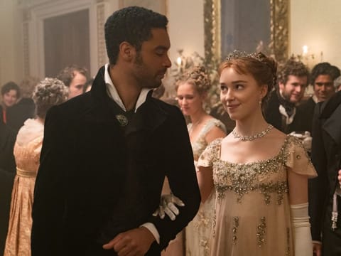 Rege-Jean Page and Phoebe Dynevor in 'Bridgerton'.